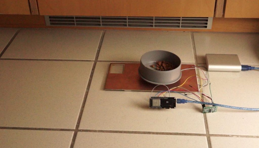 Connected Cat Feeder Using a Strain Gauge and an ESP32 (Video #161)